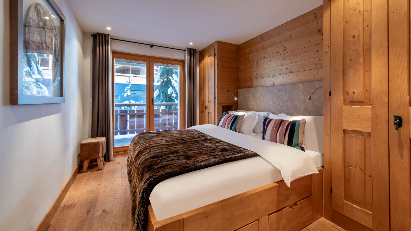 Luxury-Ski-Chalet-Verbier-Chalet-Basalte-Oxford-Ski-Bedroom (15).jpg
