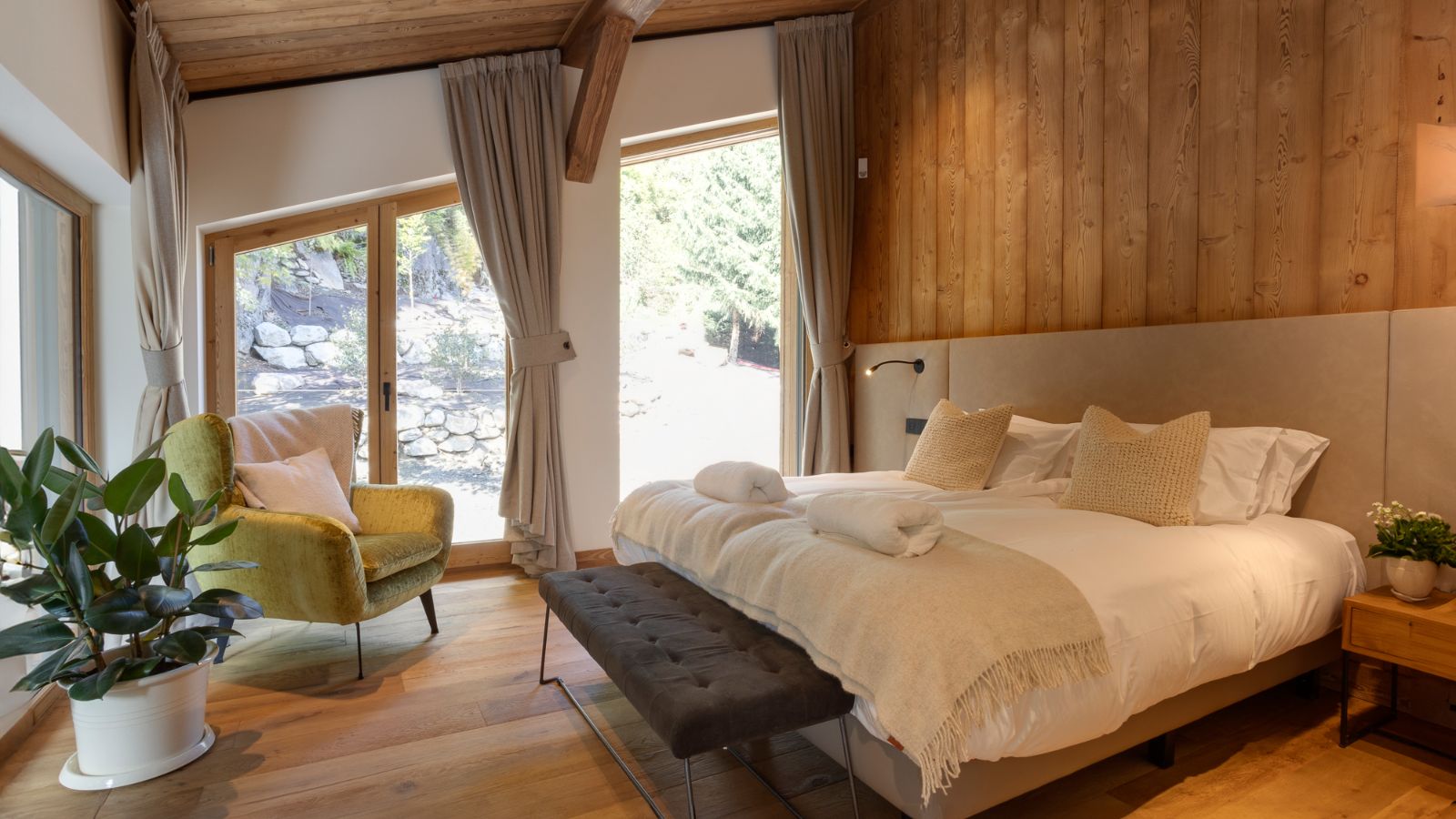 Luxury-Ski-Chalet-Chamonix-Granite-Mountain-Lodge-Oxford-Ski-Bedroom (16).jpg