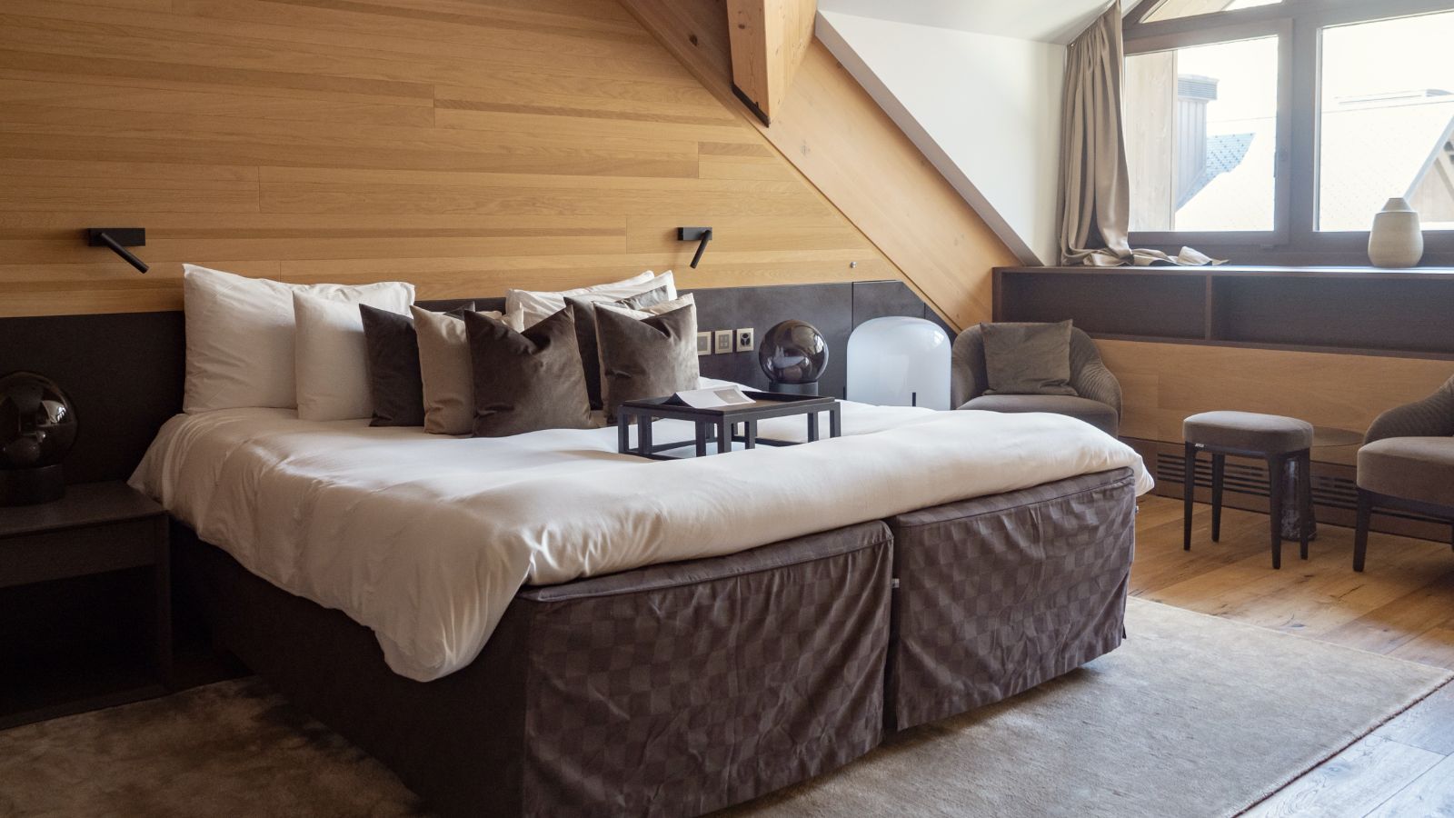 Luxury-Ski-Chalet-Andermatt-Gotthard-Suite-Oxford-Ski-Bedroom (5).jpg