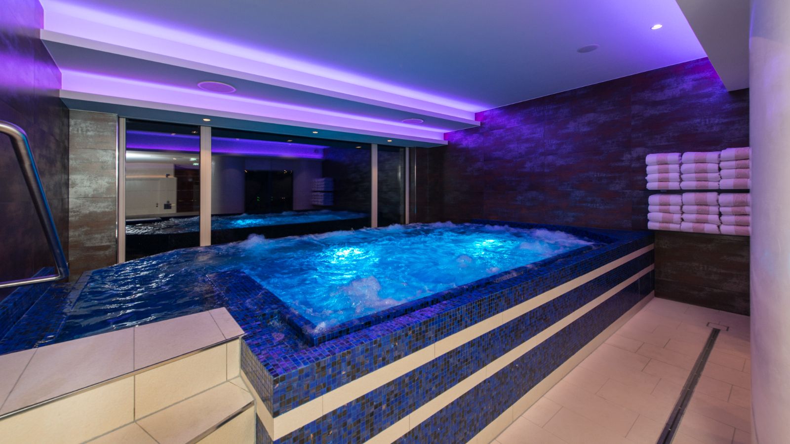 Luxury-Ski-Hotel-Zurs-Zurserhof-Oxford-Ski-Hot-Tub.jpg