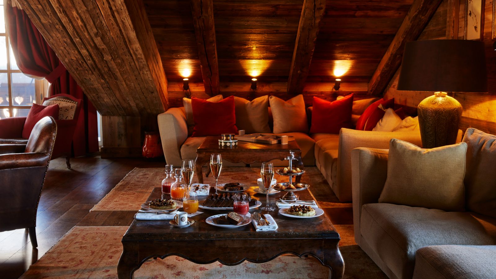 Luxury-Ski-Chalet-Courchevel-1850-Chalet-Ormello-Oxford-Ski-Lounge2.jpg