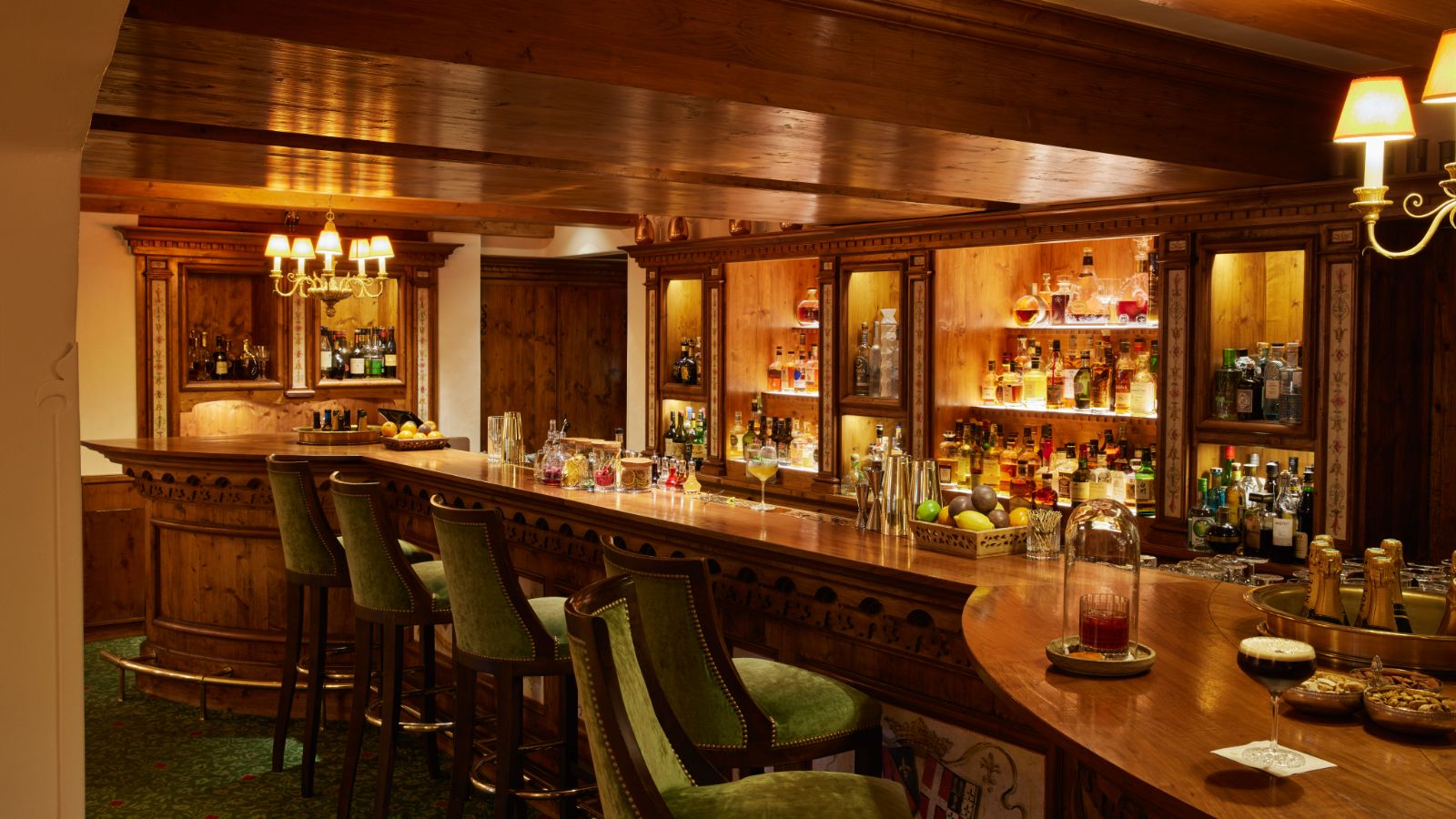 Luxury-Ski-Hotel-Courchevel-1850-Airelles-Oxford-Ski-Bar.jpeg