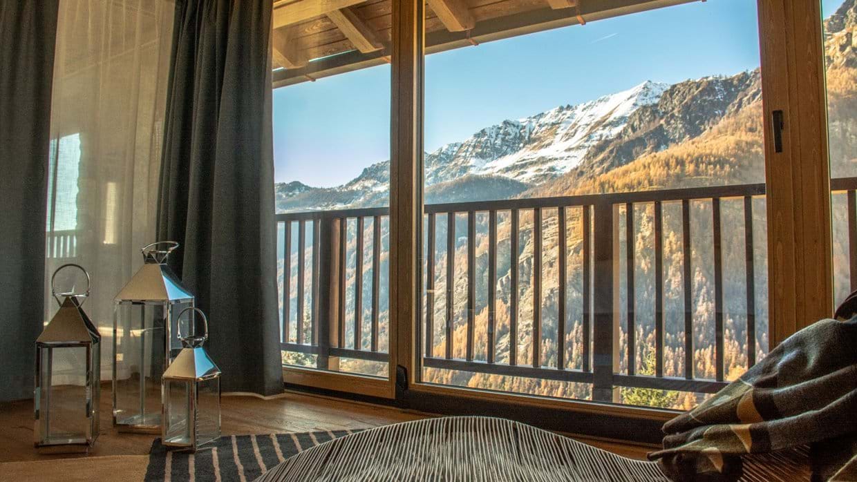 Luxury-Ski-Chalet-Cervinia-Chalet-Snostorm-Oxford-Ski-Bedroom (2).jpg