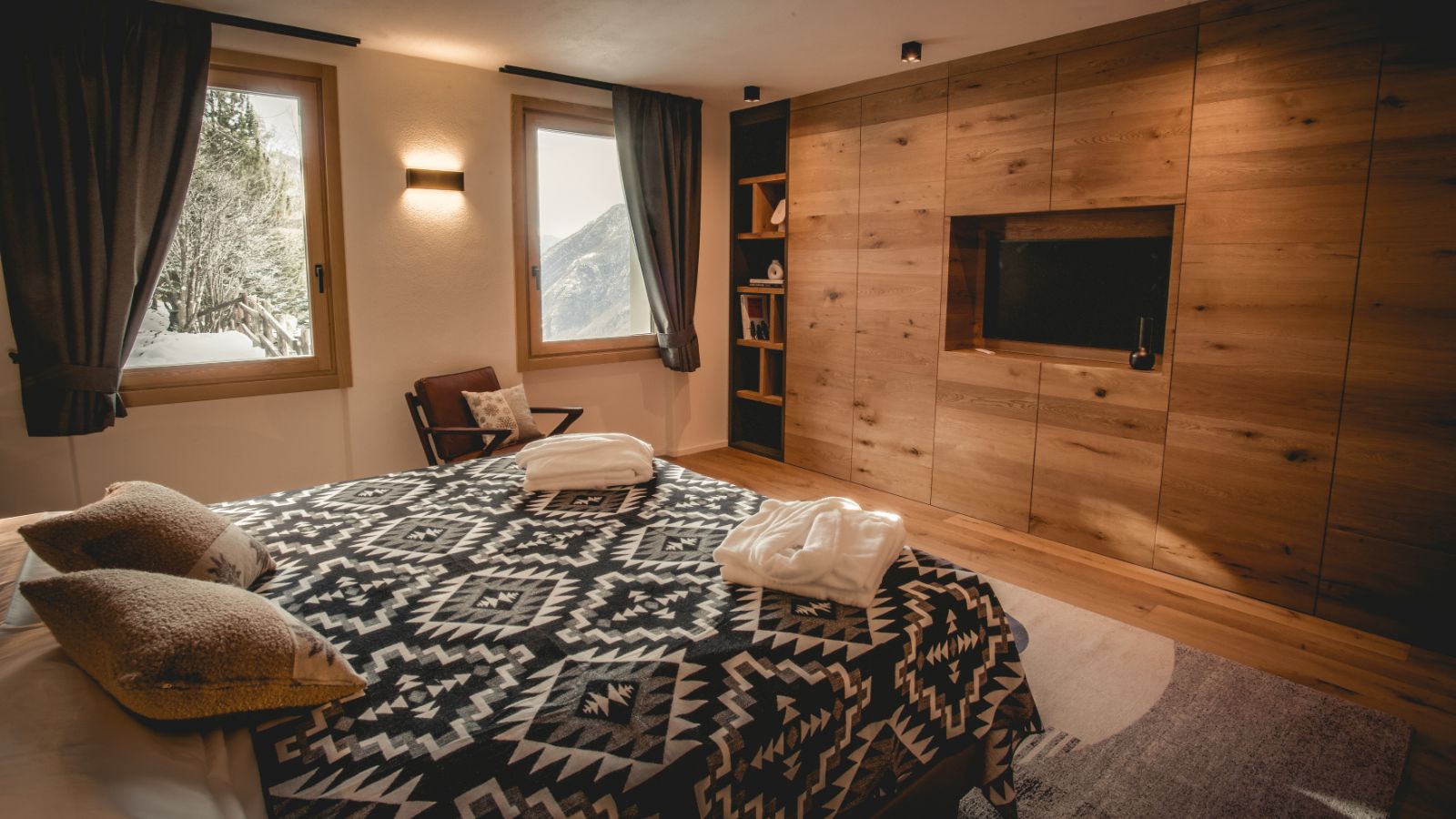 Luxury-Ski-Chalet-Cervinia-Chalet-Snostorm-Oxford-Ski-Bedroom (7).jpg