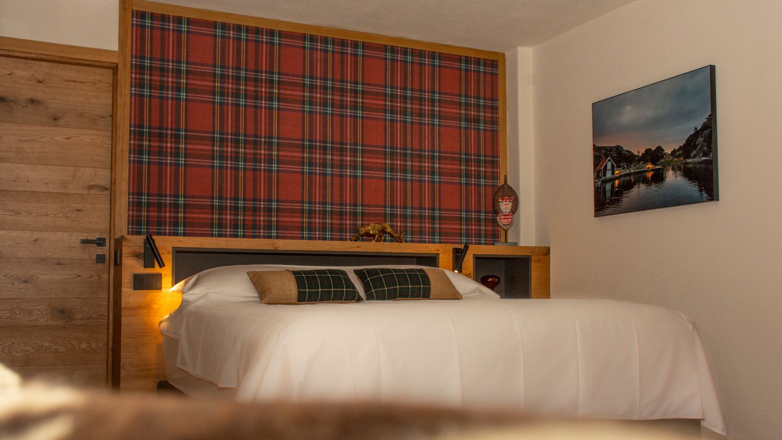 Luxury-Ski-Chalet-Cervinia-Chalet-Snostorm-Oxford-Ski-Bedroom (1).jpg