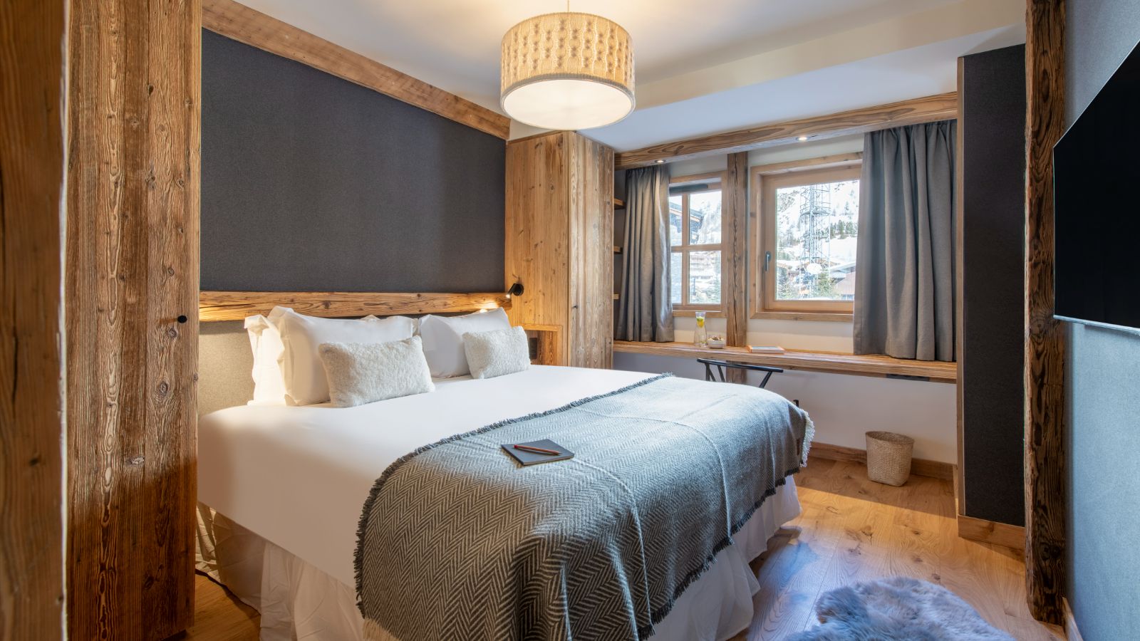 Luxury-Ski-Chalet-Val-D-Isere-Chalet-1850-Oxford-Ski-Bedroom (15).jpg