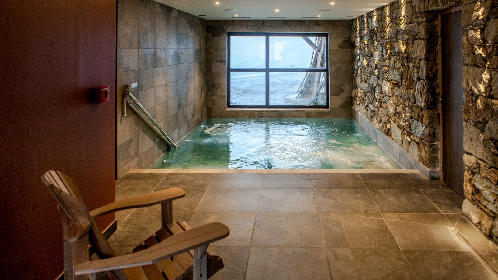 Luxury-Ski-Chalet-Les-Arcs-Chalet-21FORTY-Oxford-Ski-Hot-Tub.jpg
