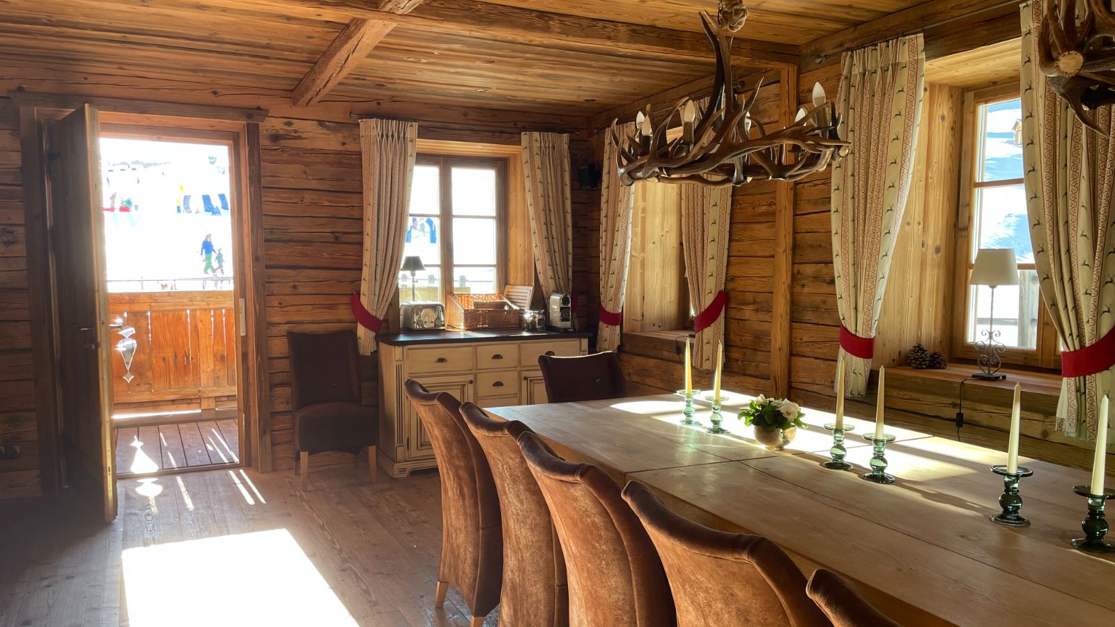 Luxury-ski-chalet-Stanton-tschoder-oxford-ski-dining.jpeg