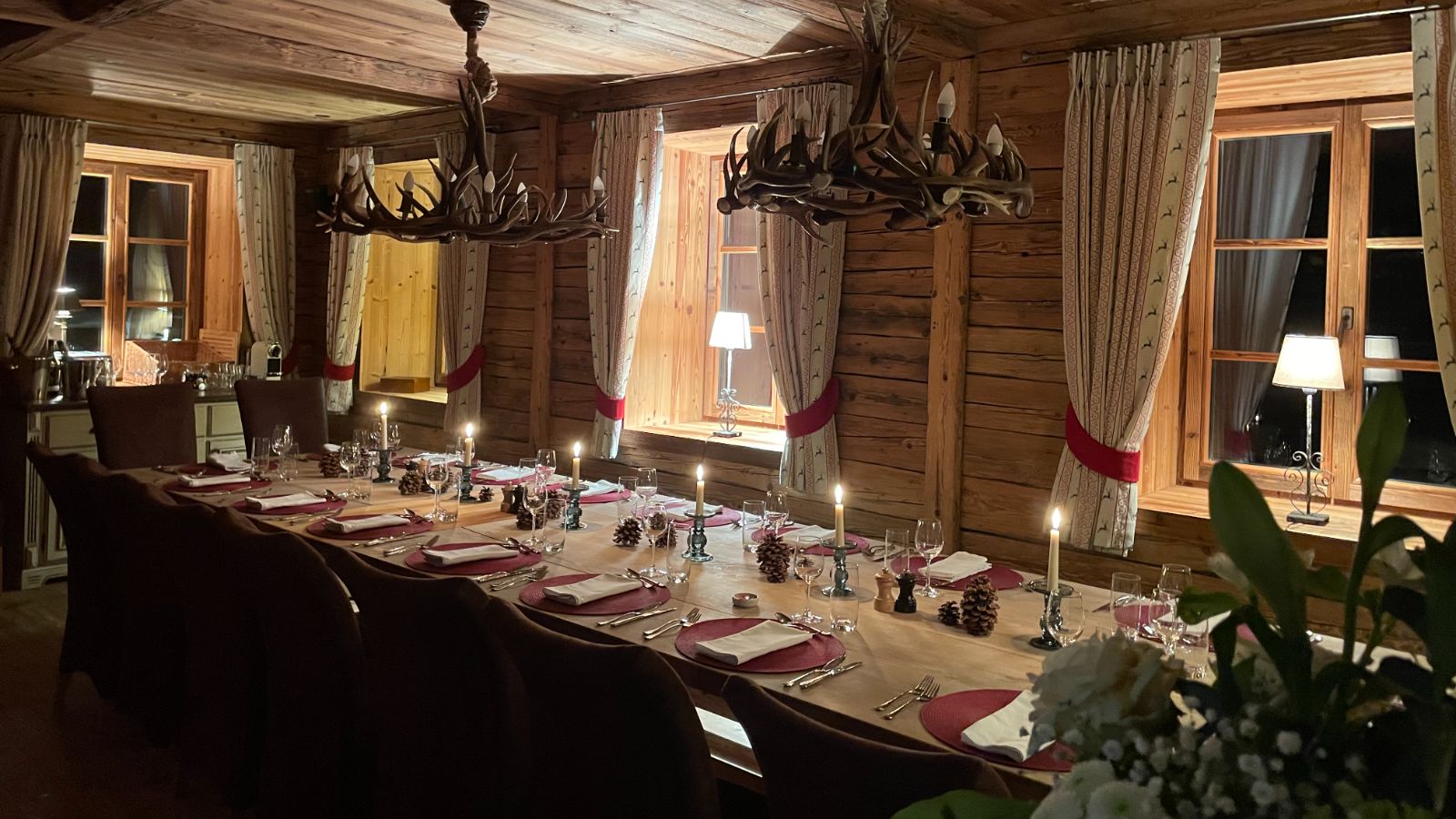 Luxury-ski-chalet-Stanton-tschoder-oxford-ski-dining2.jpeg
