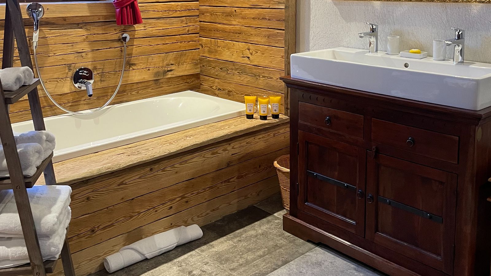 Luxury-ski-chalet-Stanton-tschoder-oxford-ski-bathroom1.jpeg