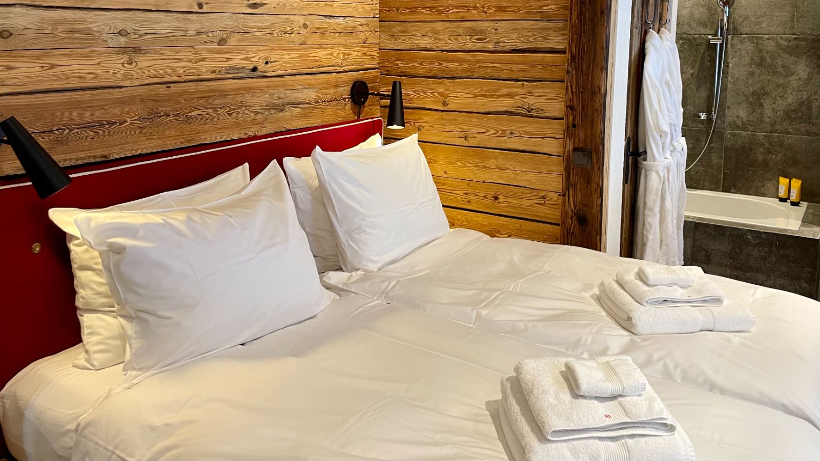 Luxury-ski-chalet-Stanton-tschoder-oxford-ski-bedroom1.jpeg
