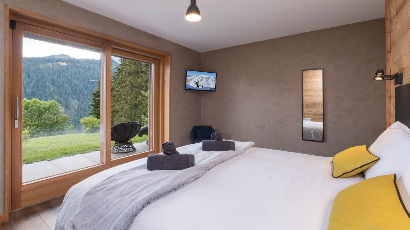 Luxury-Ski-Chalet-Chatel-Chalet-Spencer-Oxford-Ski-Bedroom (5).jpg