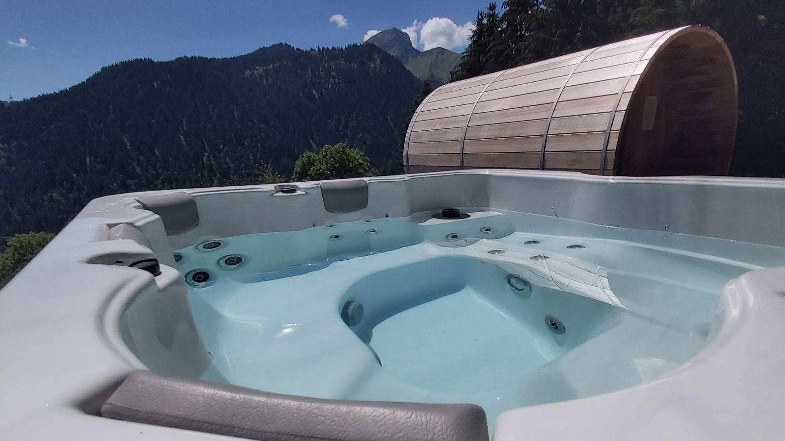 Luxury-Ski-Chalet-Chatel-Chalet-Spencer-Oxford-Ski-Hot-Tub.jpg
