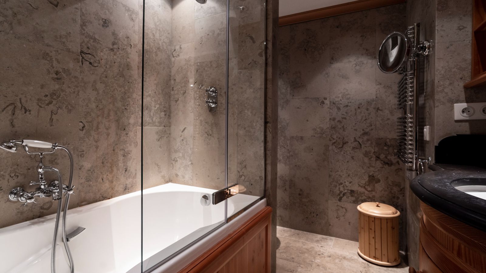 Luxury-Ski-Chalet-Meribel-Chalet-Foret-Oxford-Ski-Bathroom2.jpg
