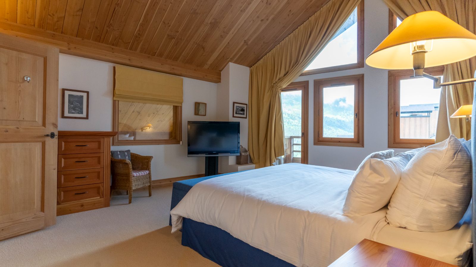 Luxury-Ski-Chalet-Meribel-Chalet-Foret-Oxford-Ski-Bedroom (9).jpg