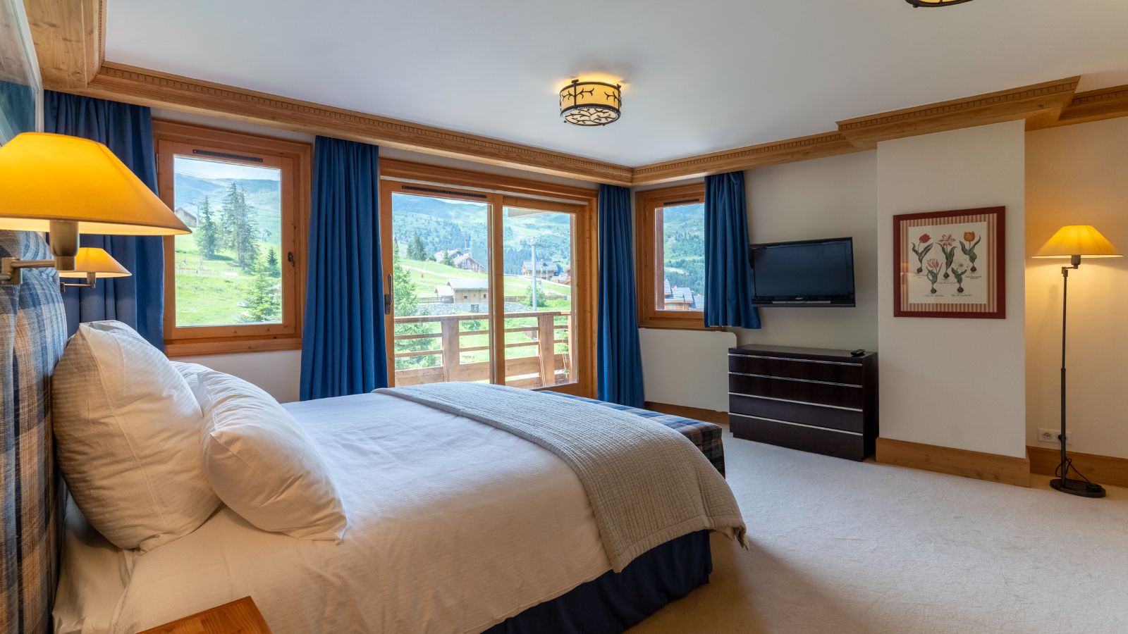 Luxury-Ski-Chalet-Meribel-Chalet-Foret-Oxford-Ski-Bedroom (13).jpg
