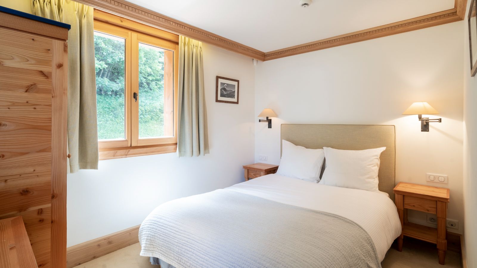 Luxury-Ski-Chalet-Meribel-Chalet-Foret-Oxford-Ski-Bedroom (15).jpg