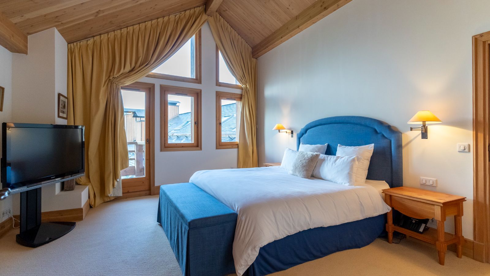 Luxury-Ski-Chalet-Meribel-Chalet-Foret-Oxford-Ski-Bedroom (16).jpg