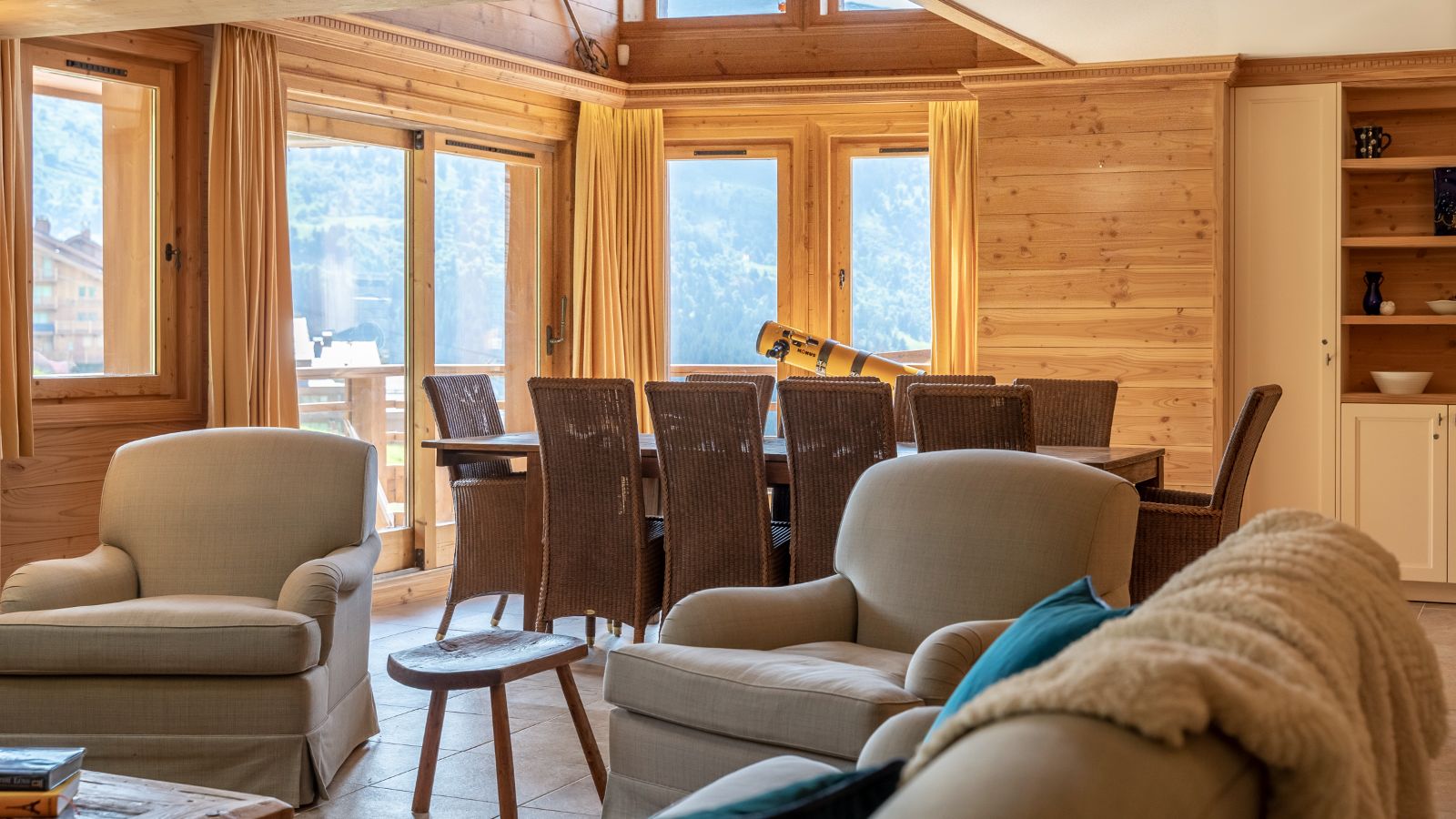 Luxury-Ski-Chalet-Meribel-Chalet-Foret-Oxford-Ski-Lounge2.jpg
