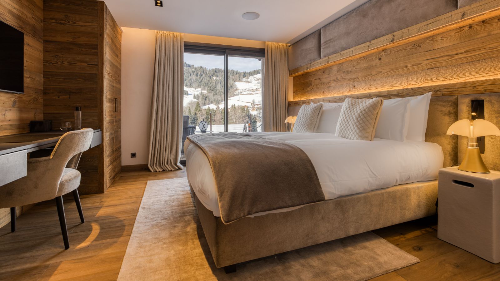 Luxury-Ski-Chalet-Megeve-Chalet-Grizzly-Oxford-Ski-Bedroom (20).jpg