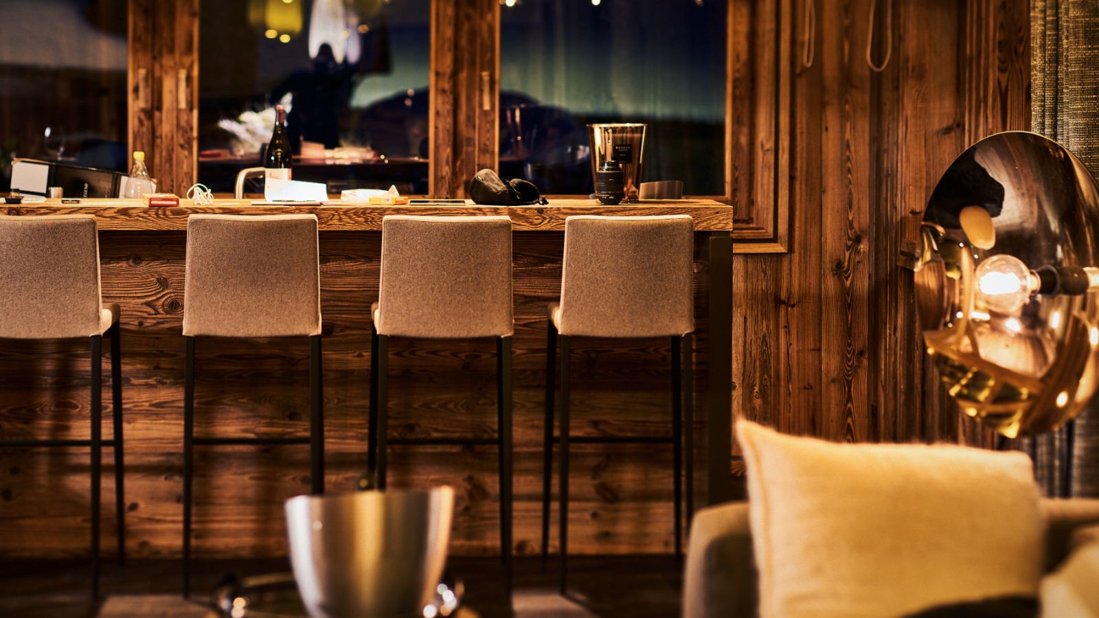 Luxury-Ski-Chalet-Megeve-Chalet-Orcia-Oxford-Ski-Bar.jpg