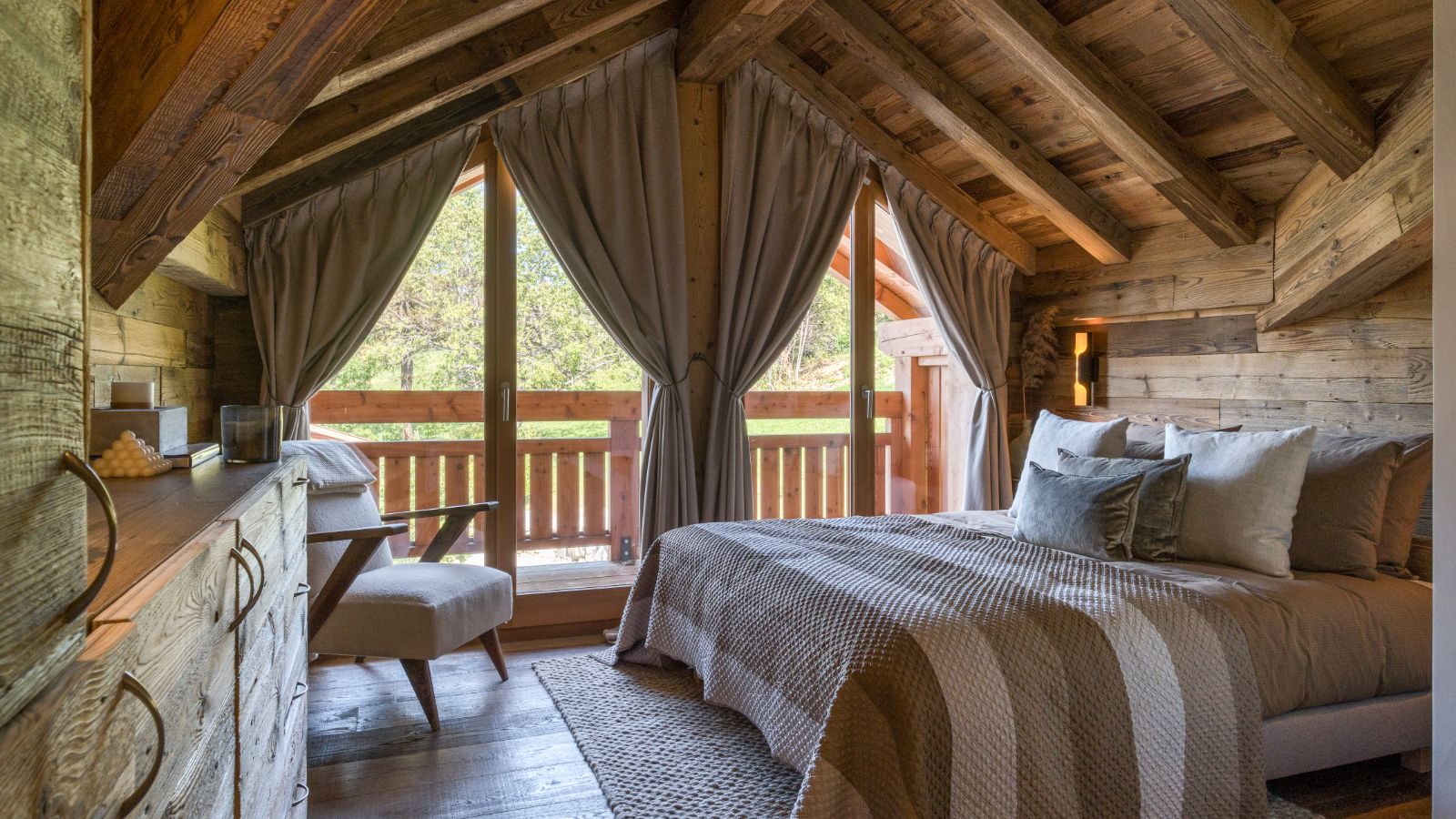 Luxury-Ski-Chalet-Megeve-Chalet-Gaia-Oxford-Ski-Bedroom (18).jpg