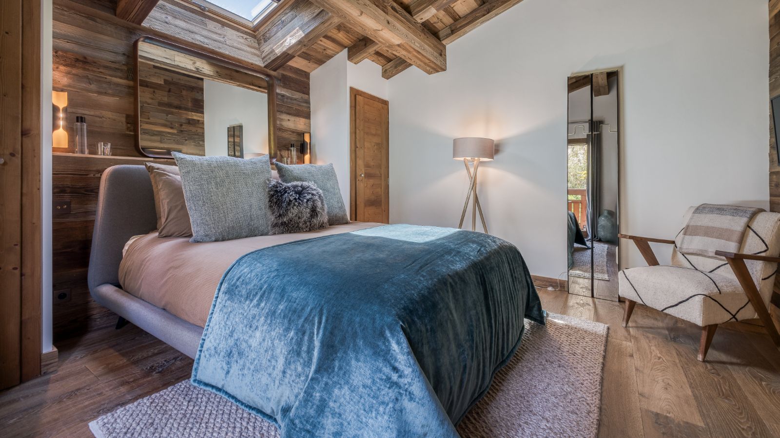 Luxury-Ski-Chalet-Megeve-Chalet-Gaia-Oxford-Ski-Bedroom (8).jpg