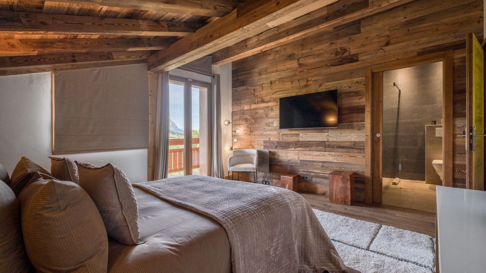 Luxury-Ski-Chalet-Megeve-Chalet-Gaia-Oxford-Ski-Bedroom (14).jpg