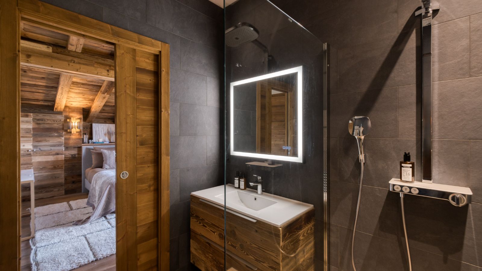 Luxury-Ski-Chalet-Megeve-Chalet-Gaia-Oxford-Ski-Bedroom (15).jpg