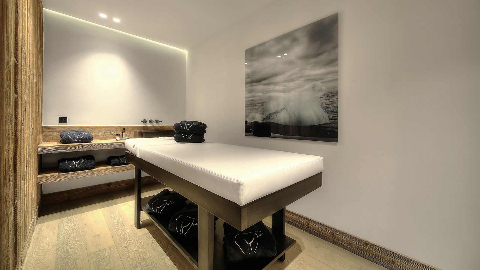 Luxury-Ski-Chalet-Megeve-Chalet-Kantaa-Oxford-Ski-Massage-Room.jpg