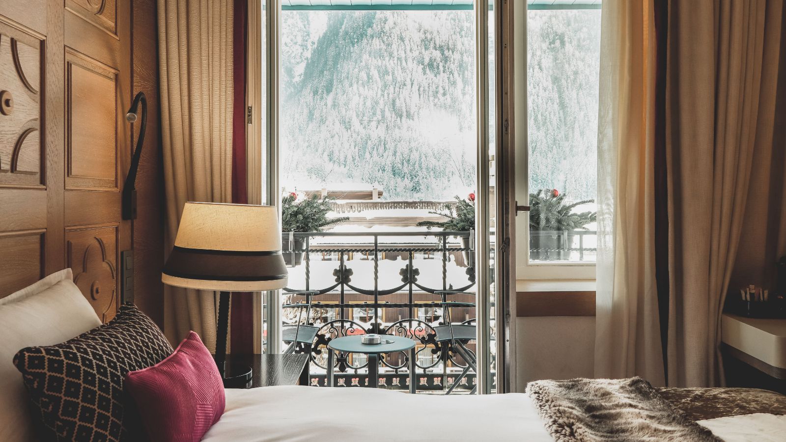 Luxury-Ski-Hotel-Chamonix-Hotel-Mont-Blanc-Oxford-Ski-Bedroom (5).jpg