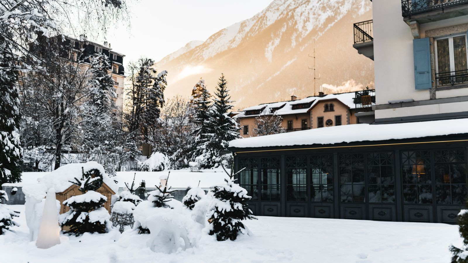 Luxury-Ski-Hotel-Chamonix-Hotel-Mont-Blanc-Oxford-Ski-Exterior.jpg