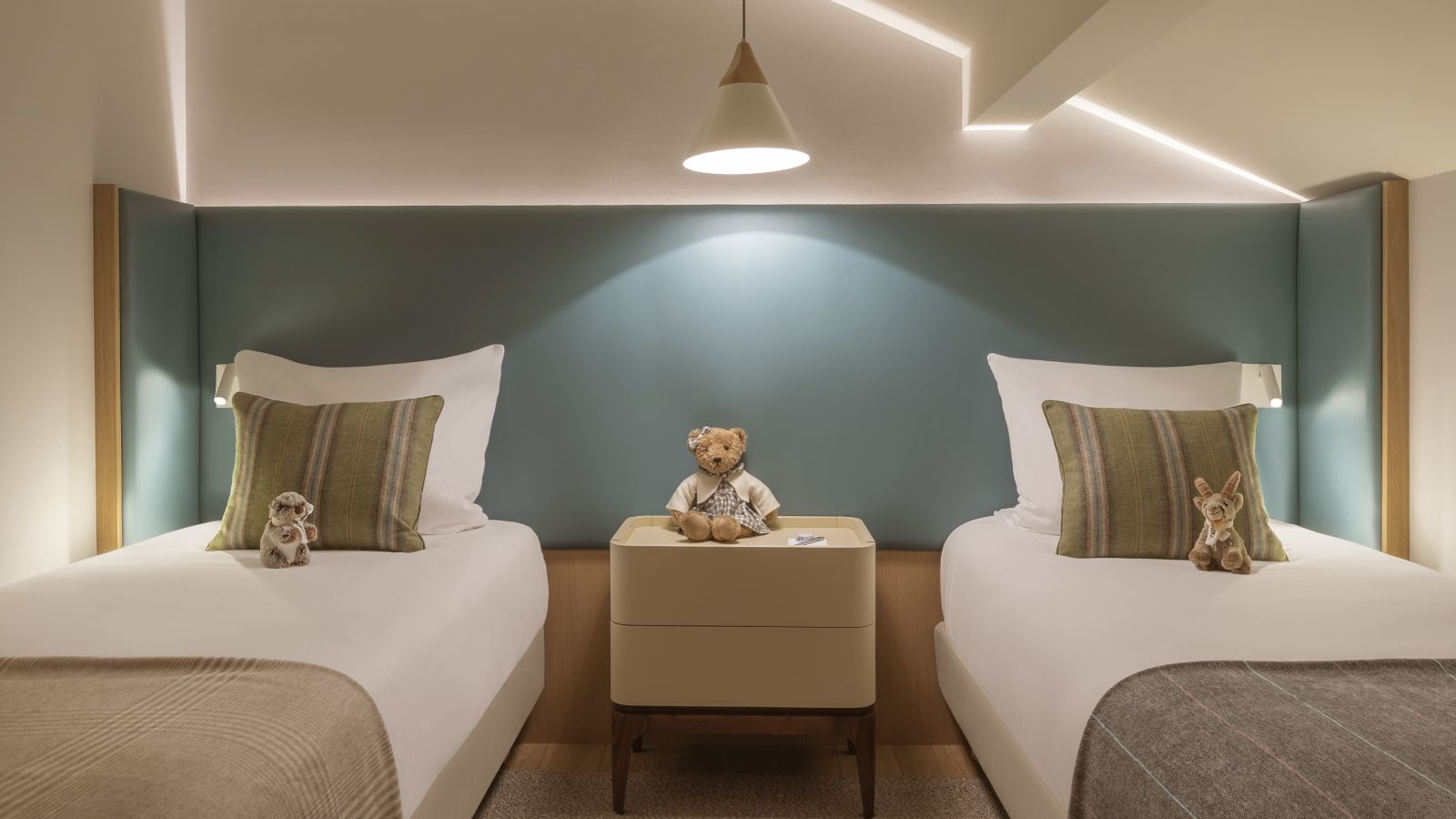 Luxury-Ski-Hotel-Chamonix-Hotel-Mont-Blanc-Oxford-Ski-Twin-Bedroom (22).jpg