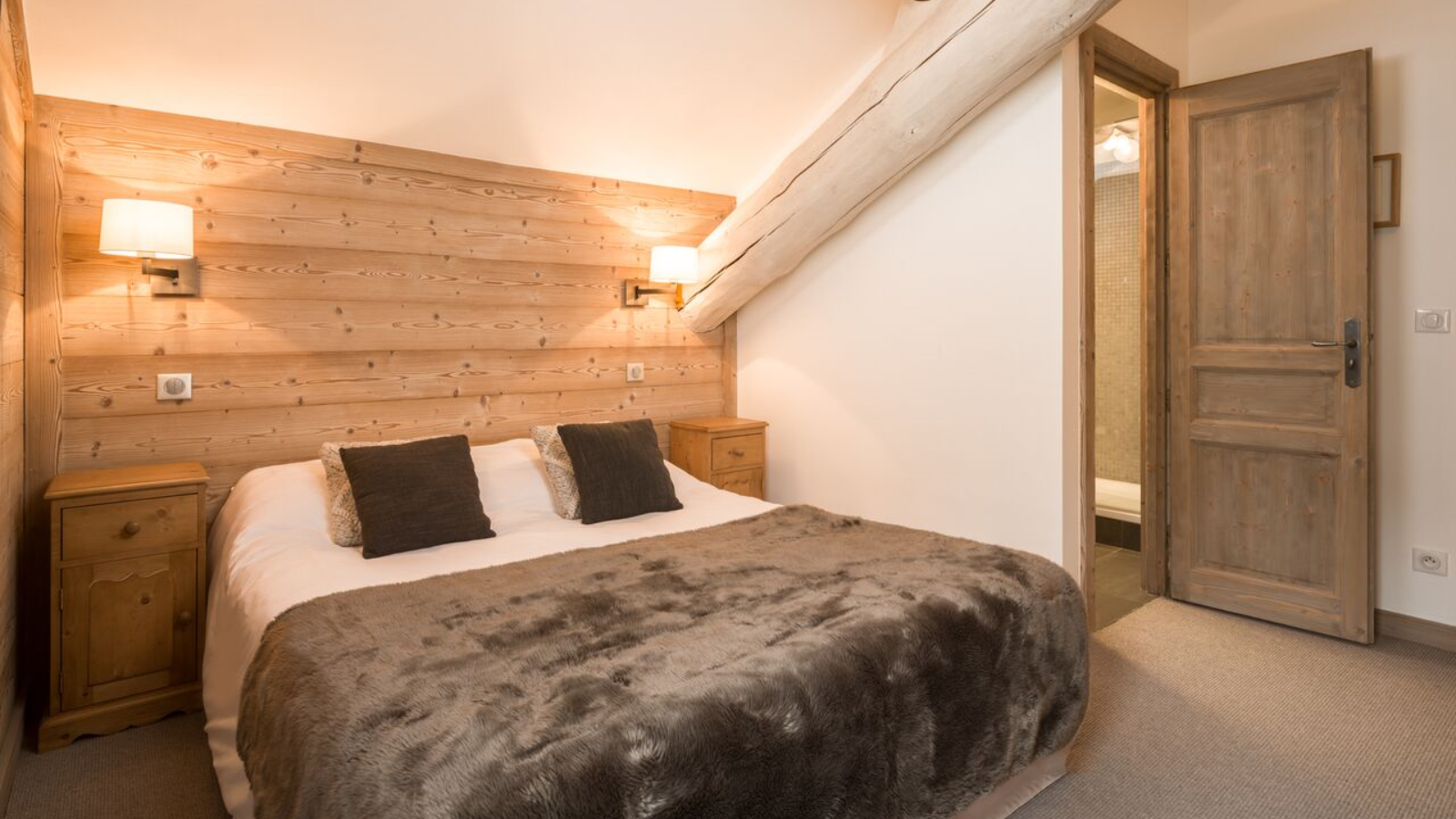 Luxury-Ski-Chalet-Meribel-Chalet-Marmottes-Oxford-Ski-Bedroom (5).png