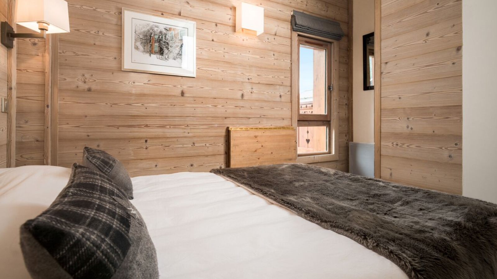 Luxury-Ski-Chalet-Meribel-Chalet-Marmottes-Oxford-Ski-Bedroom (6).png