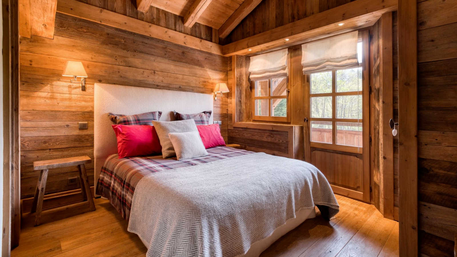 Luxury-Ski-Chalet-Megeve-Chalet-Bellevue-Oxford-Ski-Bedroom (6).png