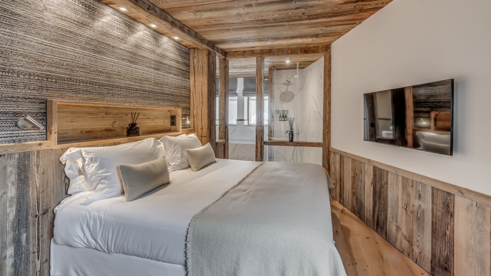 Luxury-Ski-Chalet-Val-d-Isere-Chalet-Juno-Oxford-Ski-Bedroom (6).jpg