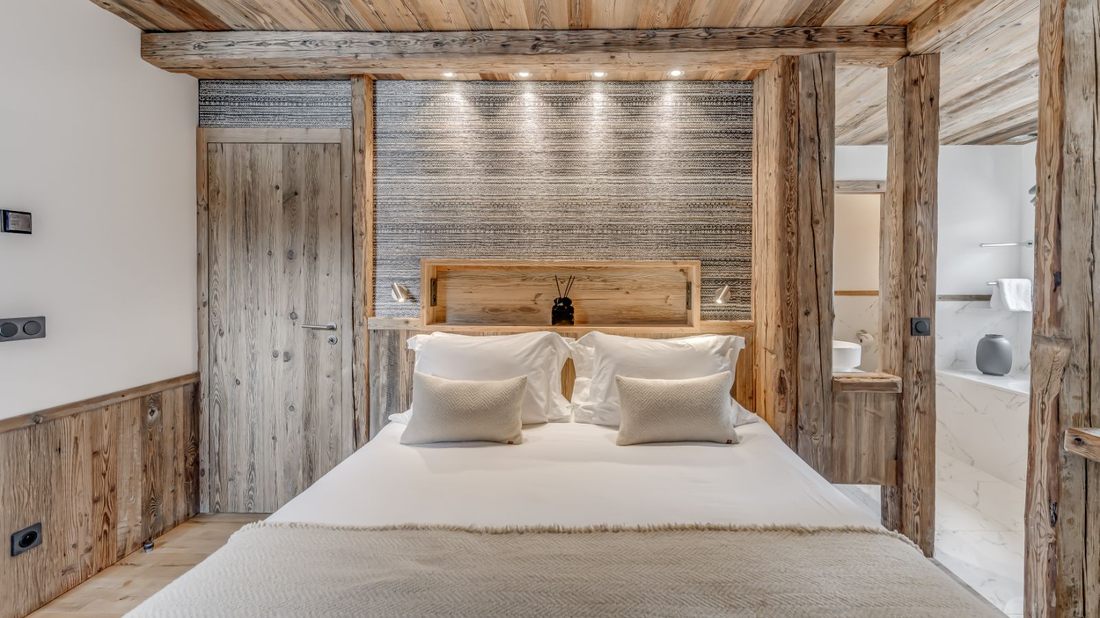 Luxury-Ski-Chalet-Val-d-Isere-Chalet-Juno-Oxford-Ski-Bedroom (7).jpg