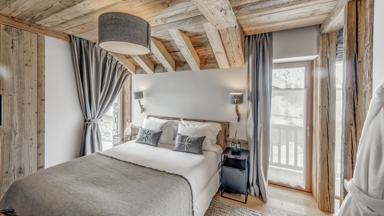 Luxury-Ski-Chalet-Val-d-Isere-Chalet-Juno-Oxford-Ski-Bedroom (9).jpg