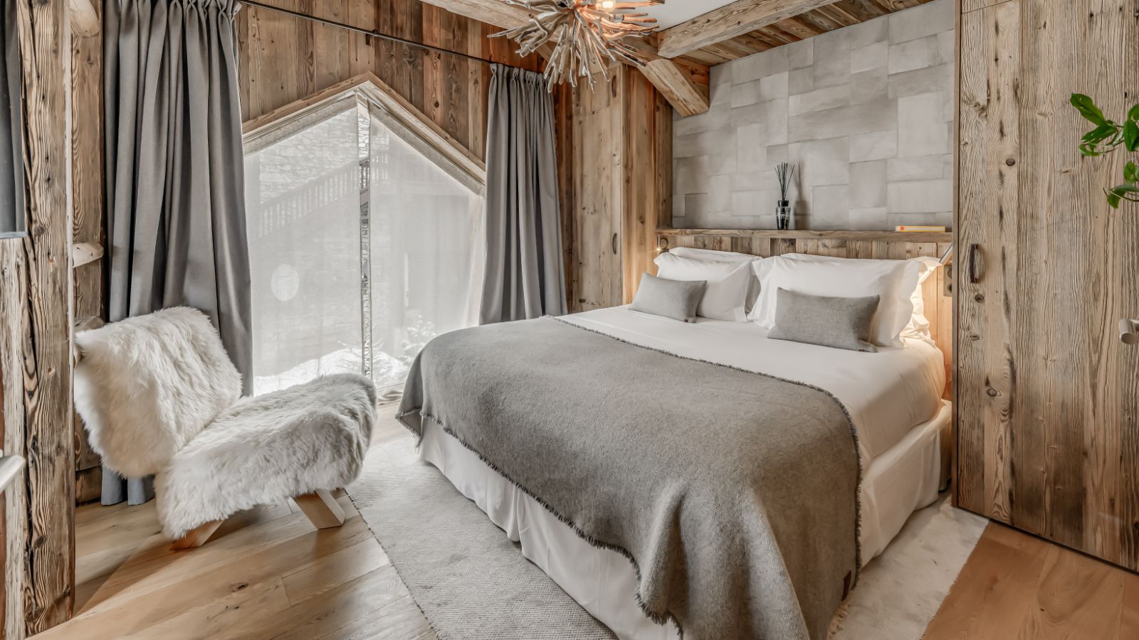 Luxury-Ski-Chalet-Val-d-Isere-Chalet-Juno-Oxford-Ski-Bedroom (11).jpg