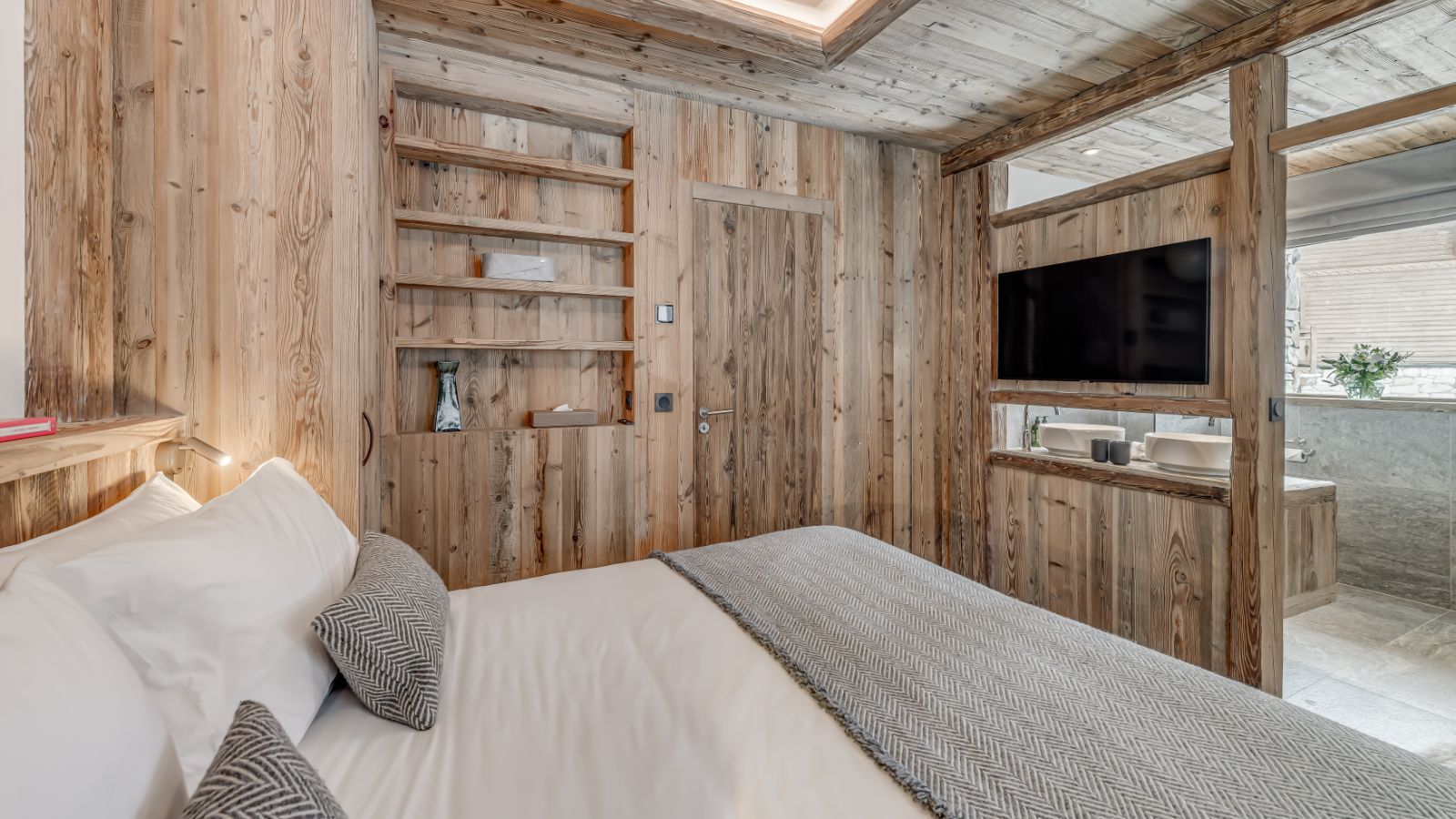 Luxury-Ski-Chalet-Val-d-Isere-Chalet-Juno-Oxford-Ski-Bedroom (13).jpg