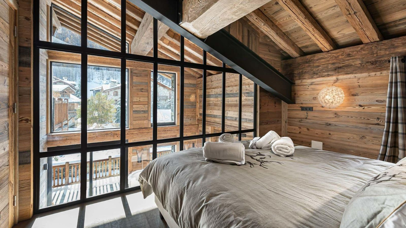 Luxury-ski-chalet-valdisere-chaletangelus1-oxford-ski-bedroom4.jpg