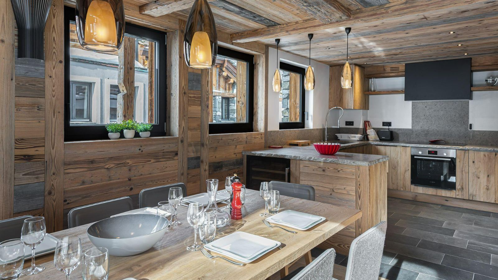 Luxury-ski-chalet-valdisere-chaletangelus1-oxford-ski-diningarea.jpg