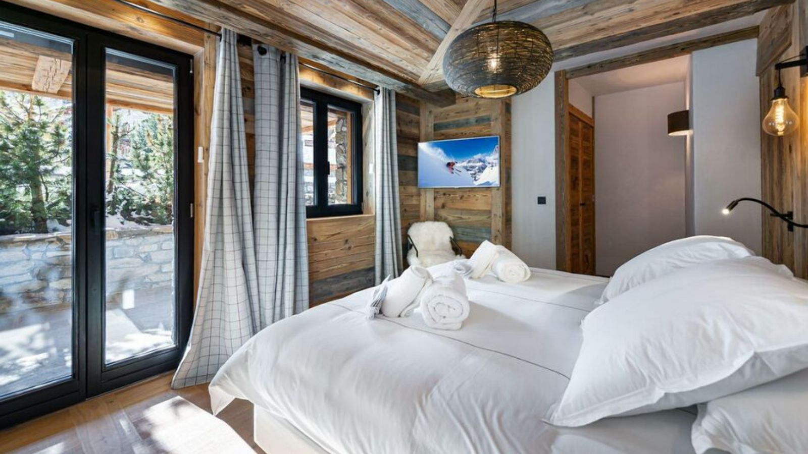 Luxury-ski-chalet-valdisere-chaletangelus1-oxford-ski-bedroom1.jpg