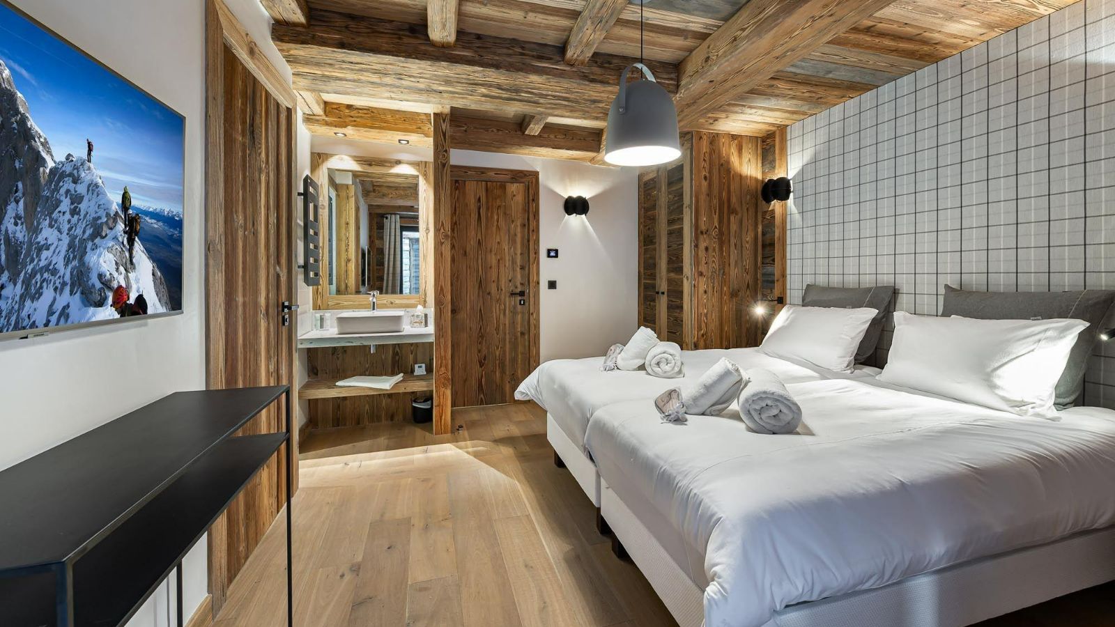Luxury-ski-chalet-valdisere-chaletangelus1-oxford-ski-bedroom2.jpg