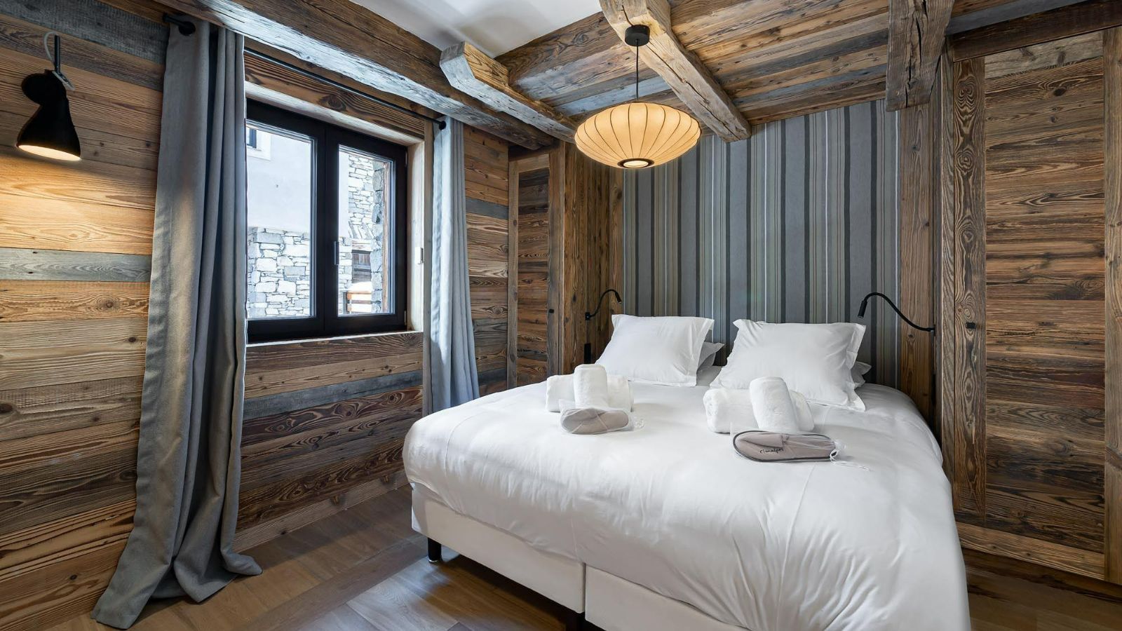 Luxury-ski-chalet-valdisere-chaletangelus1-oxford-ski-bedroom3.jpg