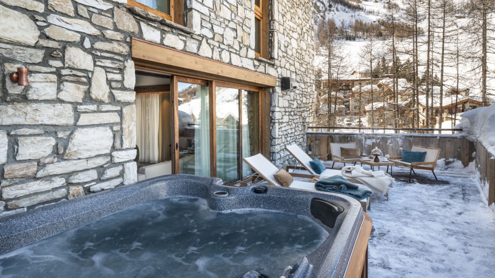 Luxury-Ski-Chalet-Val-d-Isere-Silverstone-Lodge-Suite-1-Oxford-Ski-Hot-Tub.jpg