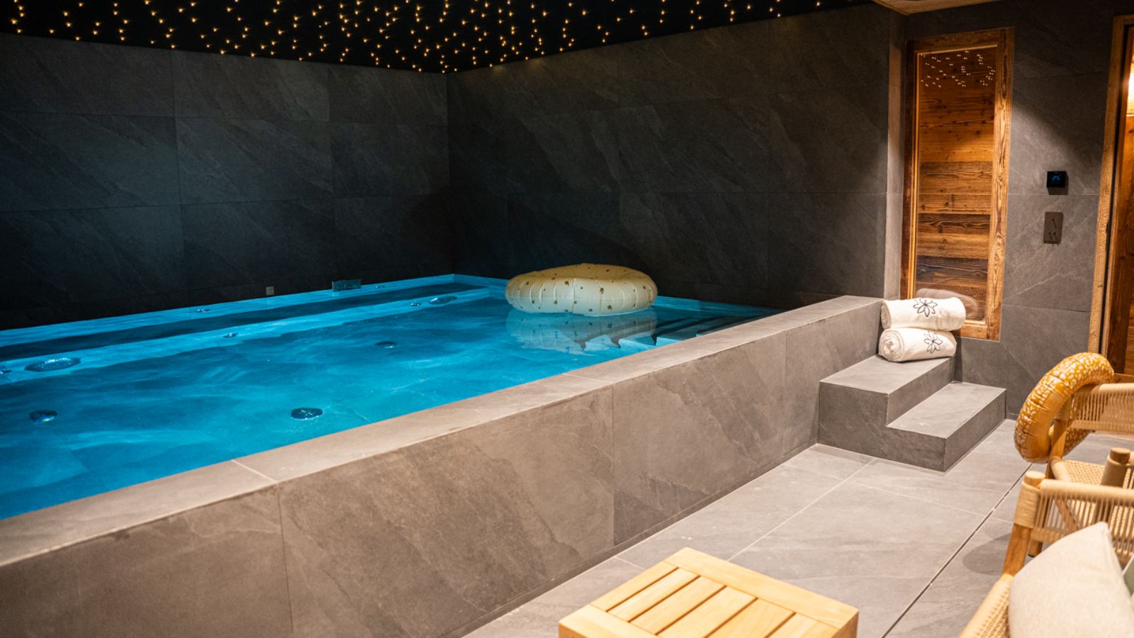 Luxury-Ski-Chalet-Val-d-Isere-Silverstone-Lodge-Suite-1-Oxford-Ski-Pool.jpg