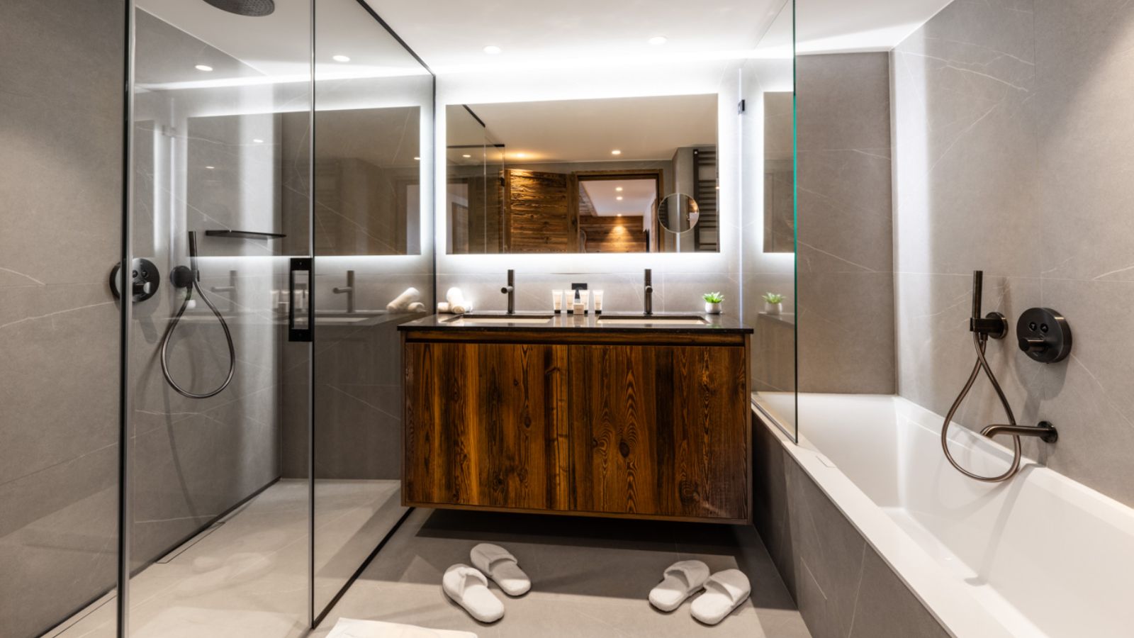 Luxury-Ski-Chalet-Val-d-Isere-Silverstone-Lodge-Suite-1-Oxford-Ski-Bathroom.jpg