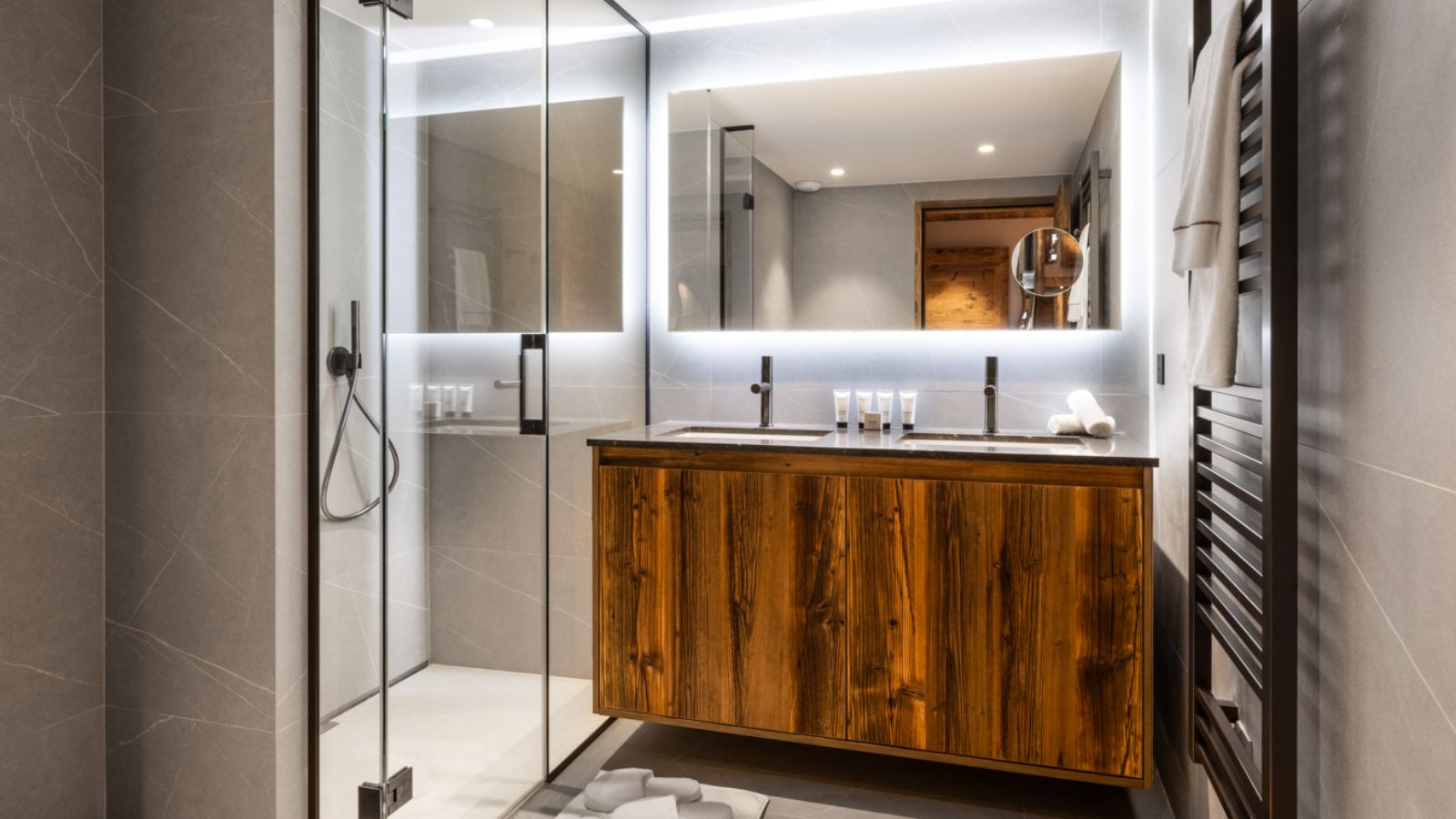 Luxury-Ski-Chalet-Val-d-Isere-Silverstone-Lodge-Suite-1-Oxford-Ski-Bathroom2.jpg